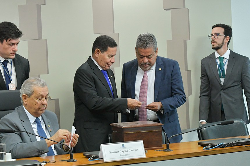 Presidente Jayme Campos (sentado) sorteou os relatores com ajuda dos senadores Mourão (esq.) e Dr. Hiran (dir.)